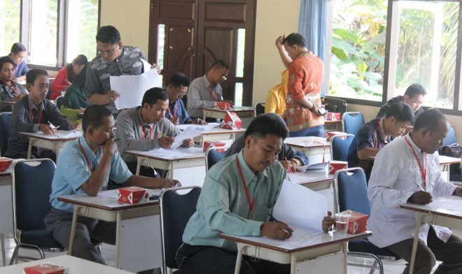 Suasana pelaksanaan tes tertulis calon Panitia Pengawas Pemilihan Kecamatan (Panwascam) se Kota Jambi, yang berlangsung di Asrama Haji Minggu lalu.